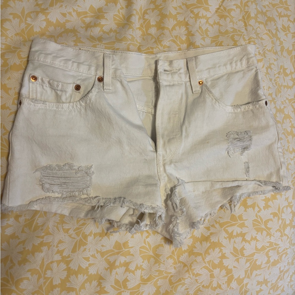 White Levi’s cutoff shorts